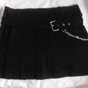 😍Bebe Black pleated skirt with chain